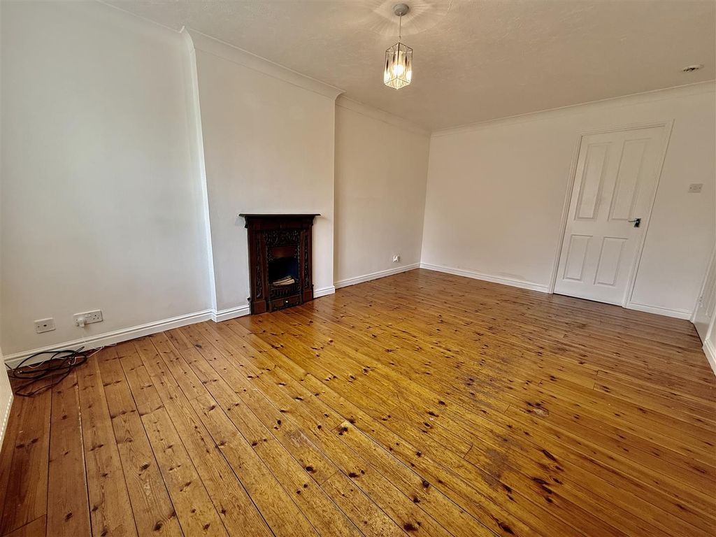 Property photo 3 of 14 Lounge