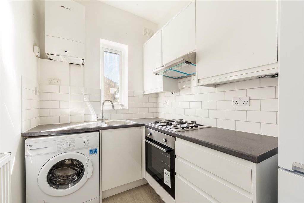 Property photo 2 of 7 Lettings Hammersmith Shepherds Bush Road - Kitchen