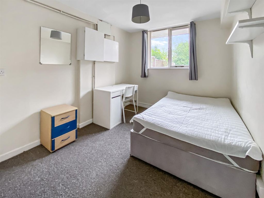 Property photo 3 of 9 12 Horwood 7.Jpg