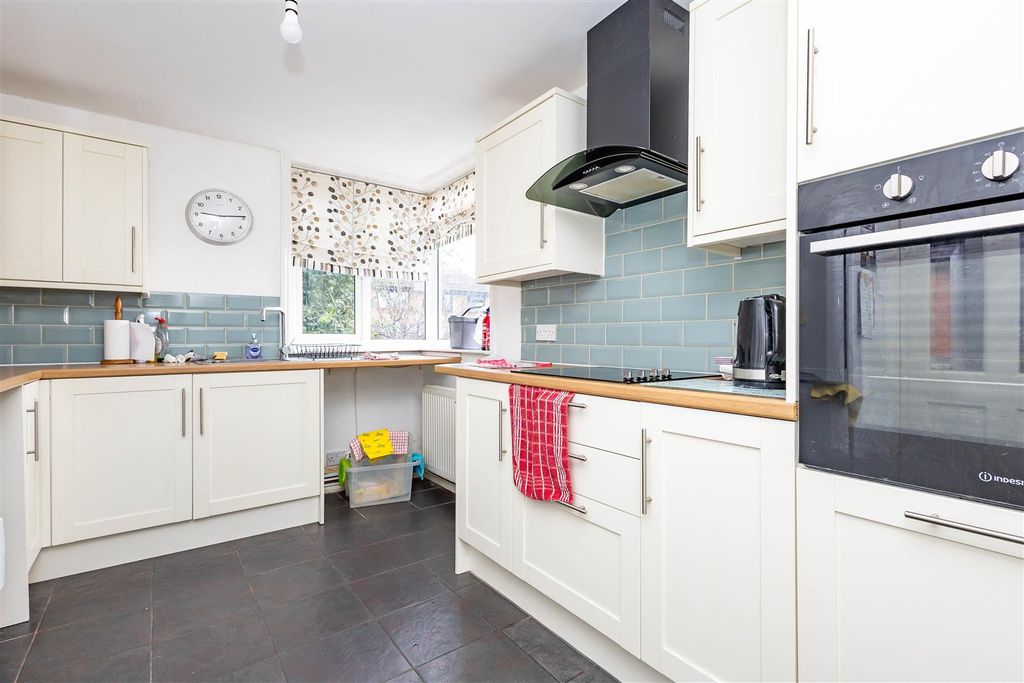 Property photo 3 of 18 Kitchen