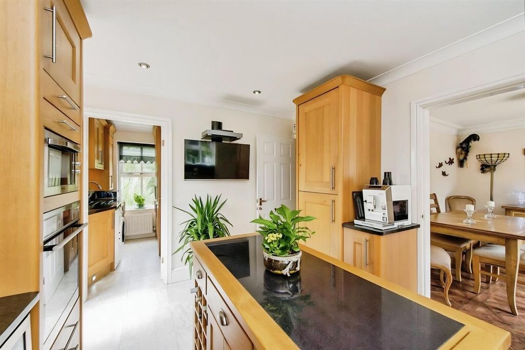 Property photo 3 of 27 Kitchen