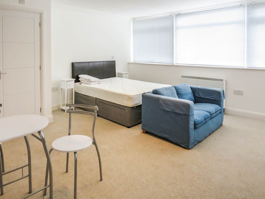 Property photo 1 of 9 Lounge / Bedroom