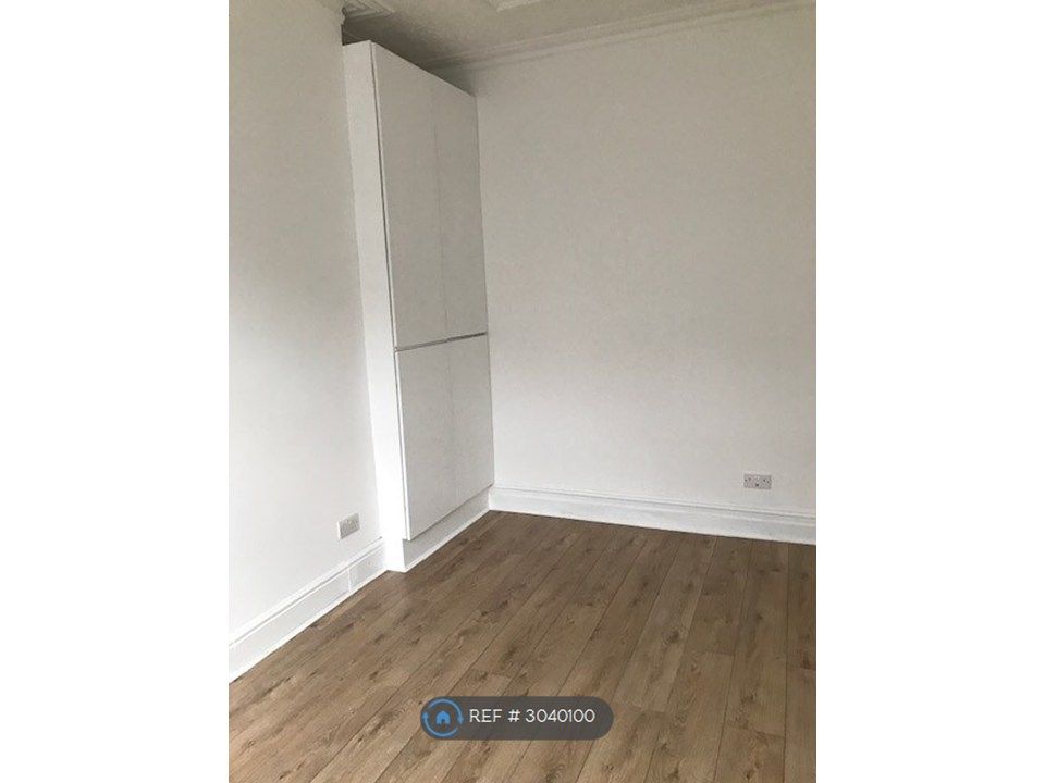 Property photo 3 of 10 Front Room