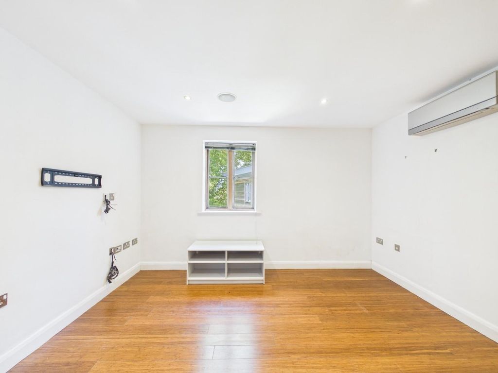 Property photo 3 of 13 Cam01530G0-Pr0447-Still009.Jpg