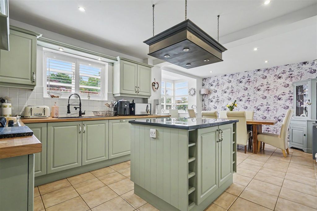 Property photo 3 of 37 Living/Dining Kitchen