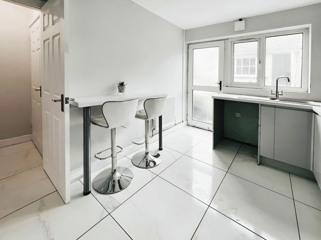 Property photo 2 of 10 Bedroom