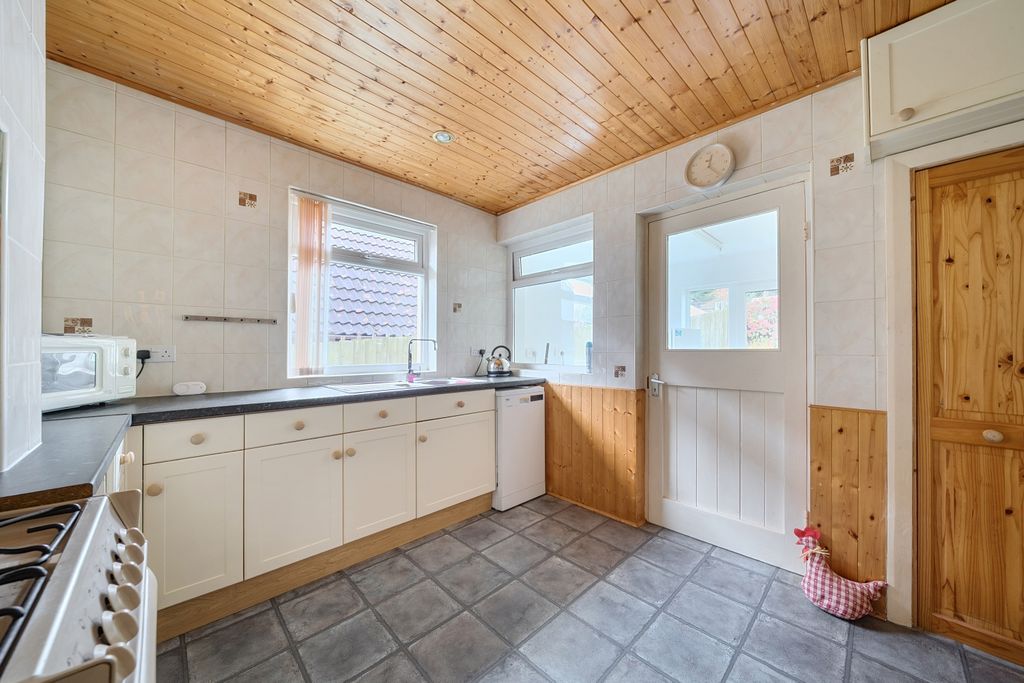 Property photo 2 of 17 1376904-17-691338B8Ca37B-Arw-1