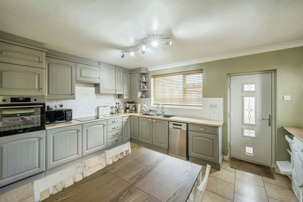 Property photo 2 of 19 Kitchen
