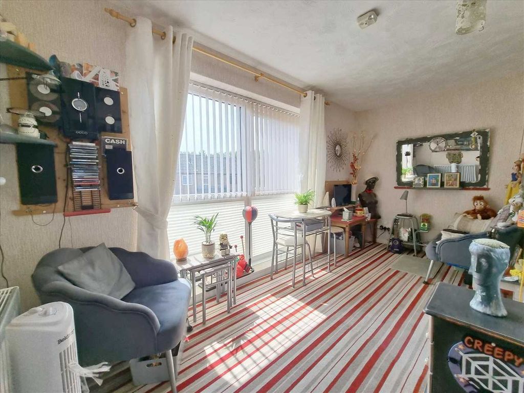 Property photo 2 of 5 Lounge: