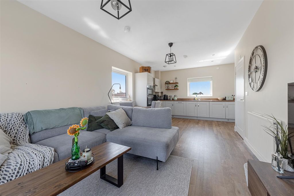 2 bed flat for saleCowleaze Path, Mead Fields BS29 photo 5