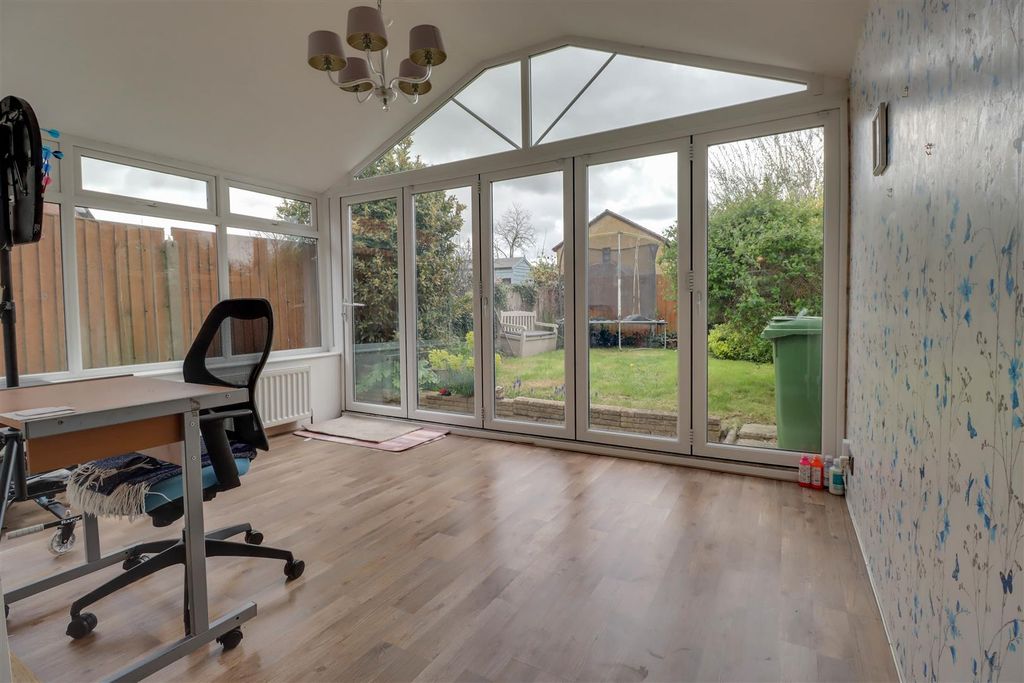 Property photo 3 of 17 58 Roding Way-13.Jpg