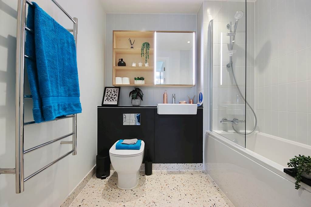 Property photo 2 of 18 Bathroom