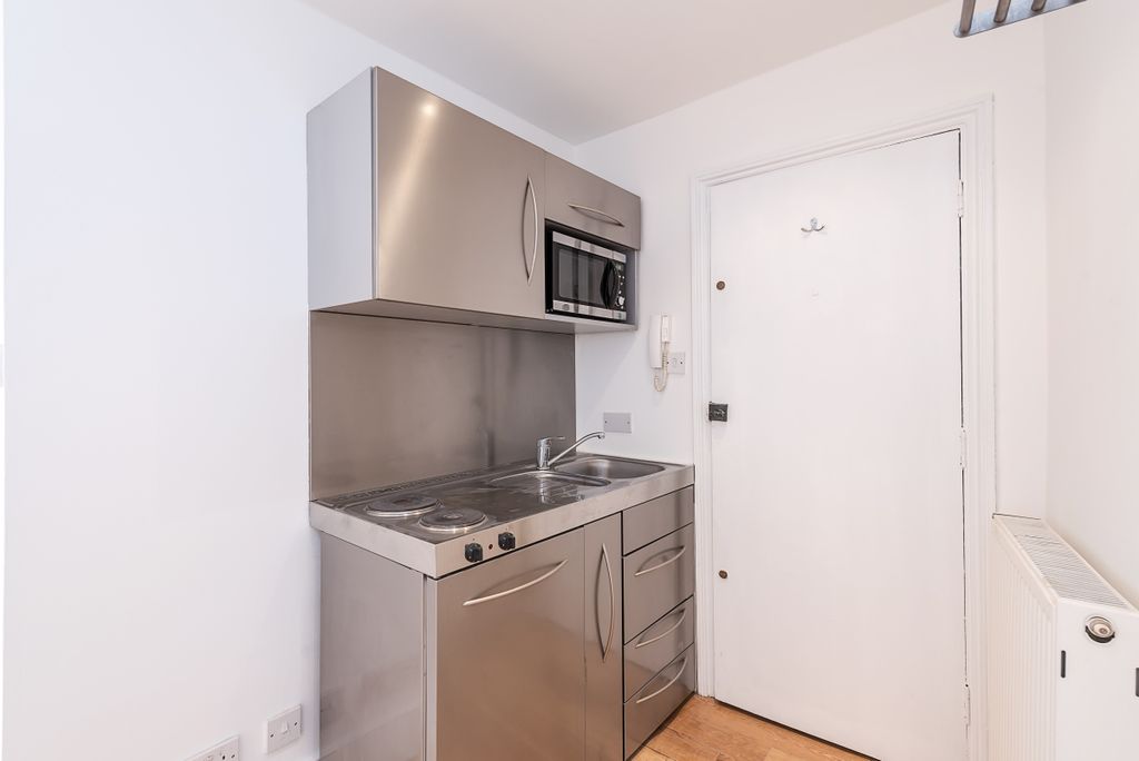 Property photo 3 of 7 Kitchenette