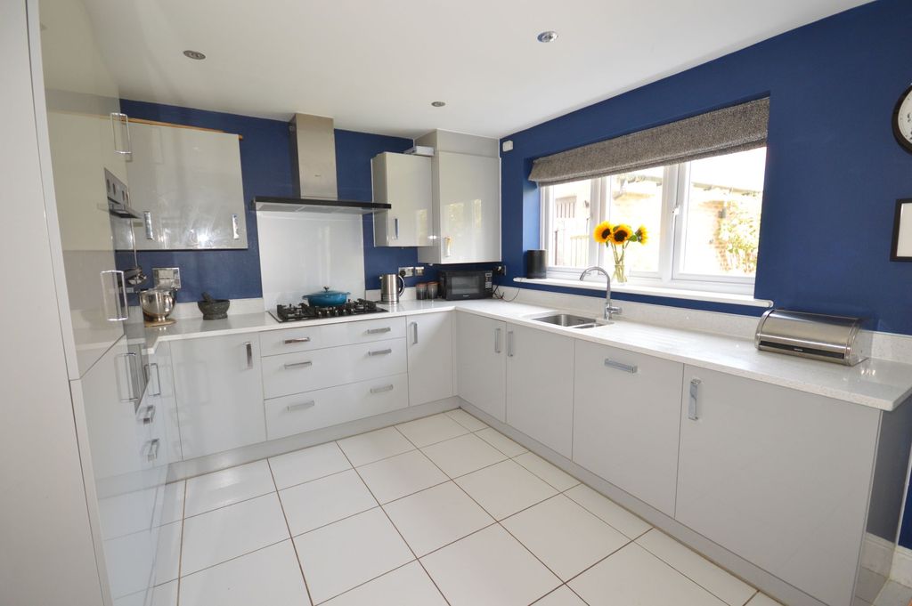 Property photo 3 of 19 Kitchen