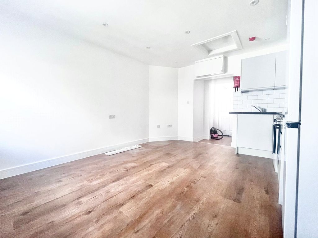 Property photo 1 of 4 Studio
