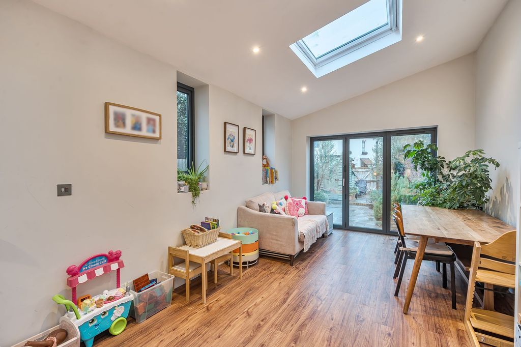 Property photo 3 of 23