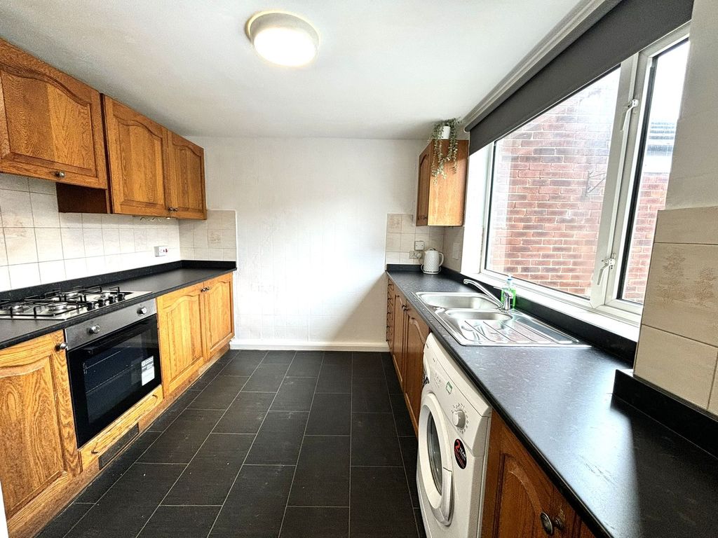 Property photo 3 of 14 Kitchen