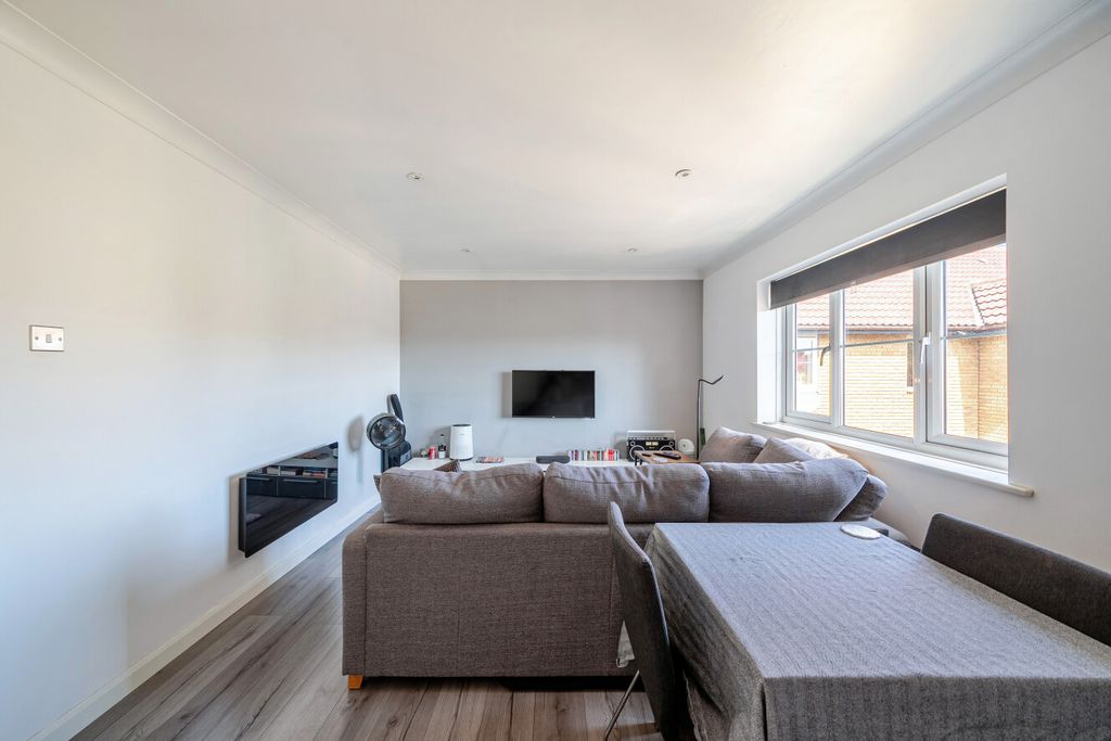 Property photo 3 of 6 1496064-8-6A5Df27...