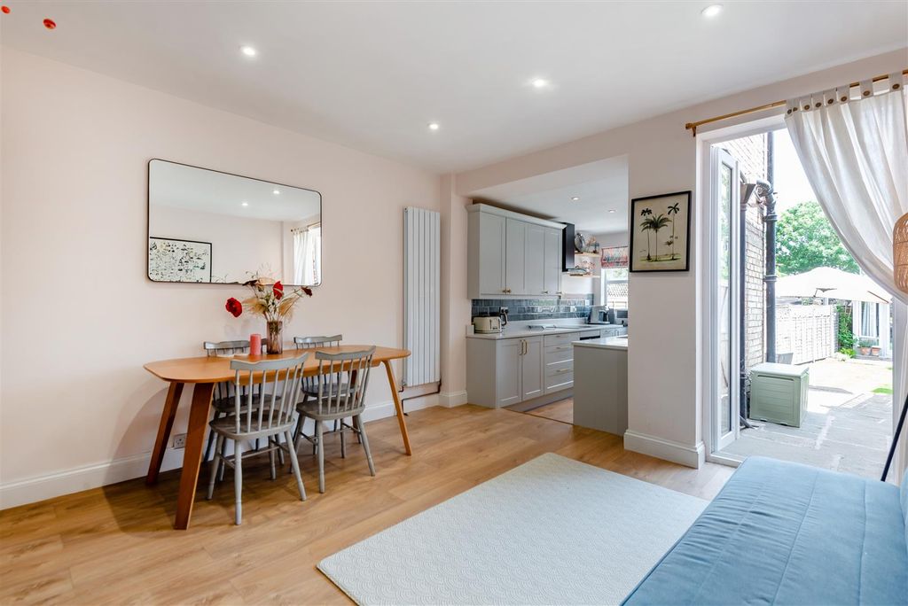 Property photo 2 of 23 8653382-Interior01.Jpg