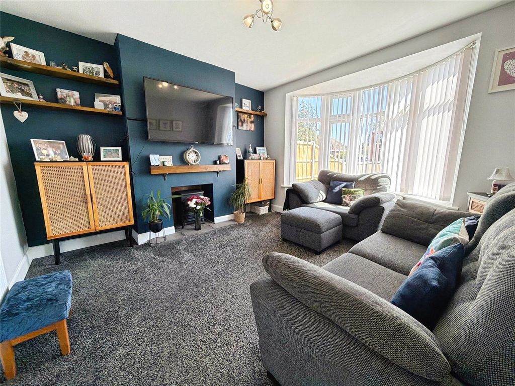 Property photo 2 of 16 Lounge