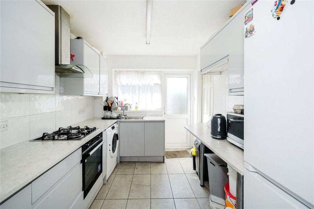 Property photo 3 of 10 Kitchen