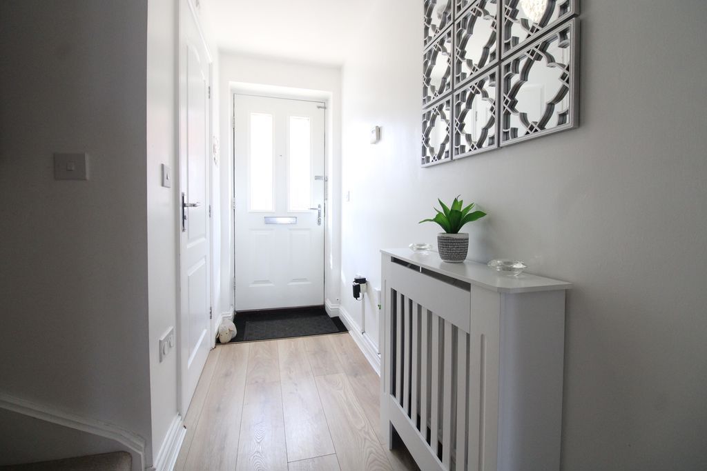 Property photo 3 of 11 Hall