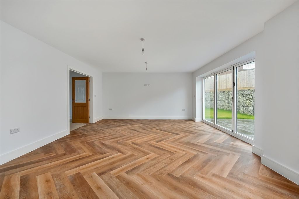 Property photo 3 of 33 Oaklands Place - Hollington Park Road - Houses 5 &amp;