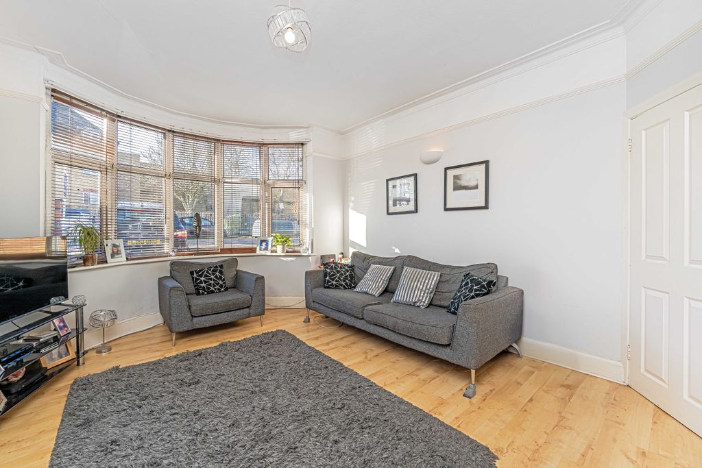 Property photo 3 of 18 111B Wood Lane, Isleworth, Middlesex, Tw7 5Eg