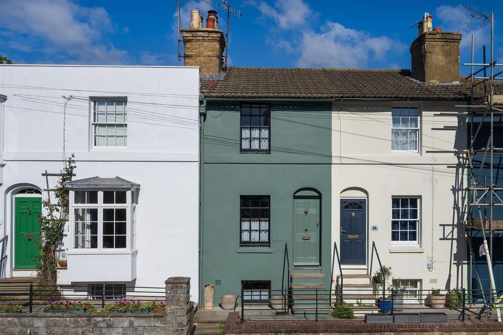 Property photo 1 of 17 Ospringe Road, Faversham