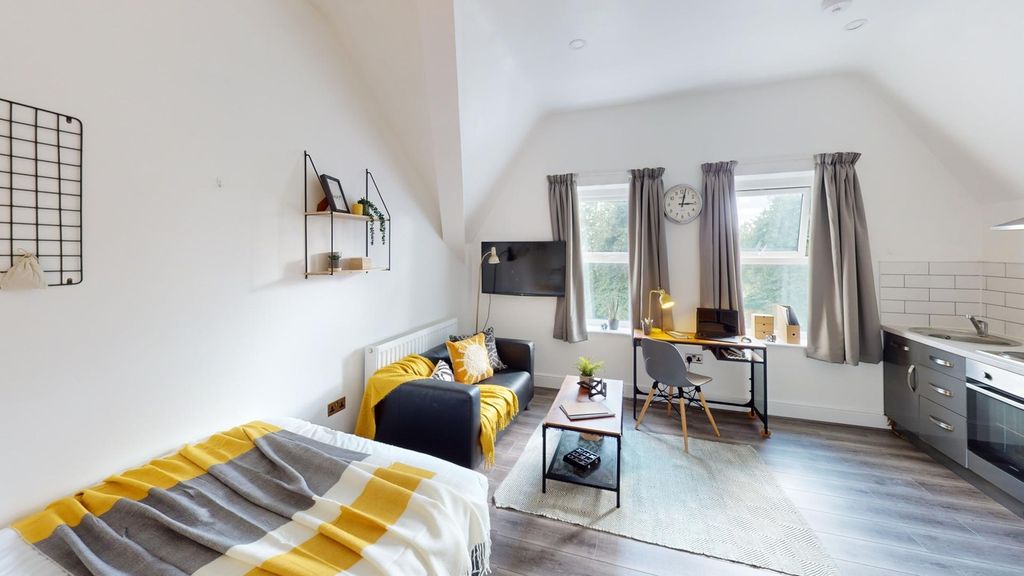 Property photo 1 of 4 A Spacious And Inviting Large Double Bedroom Featu...