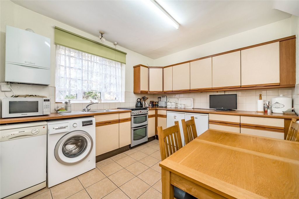 Property photo 3 of 9 Kitchen