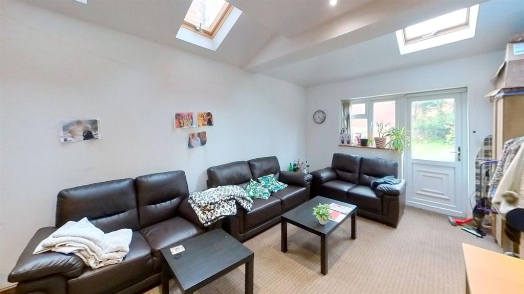 Property photo 2 of 9 196-Tiverton-Road-Li