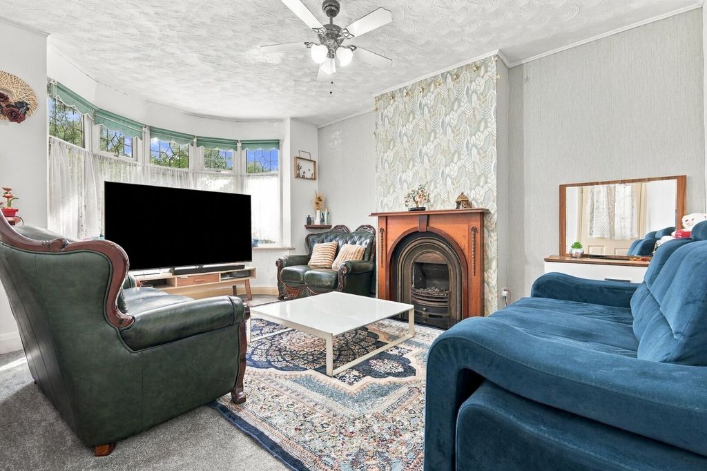 Property photo 1 of 24 Living Room