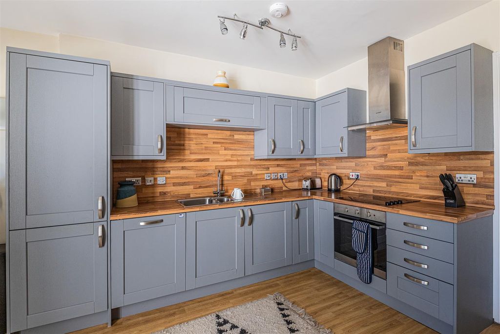 Property photo 3 of 8 Cathedral Road 74-76, 10-4.Jpg