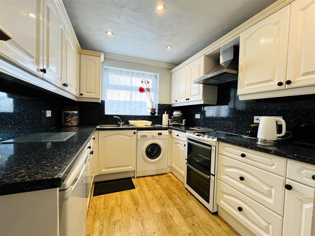 Property photo 2 of 10 Kitchen