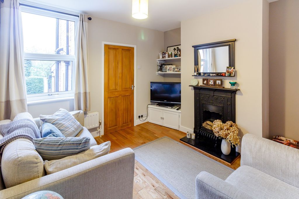 Property photo 3 of 10 Living