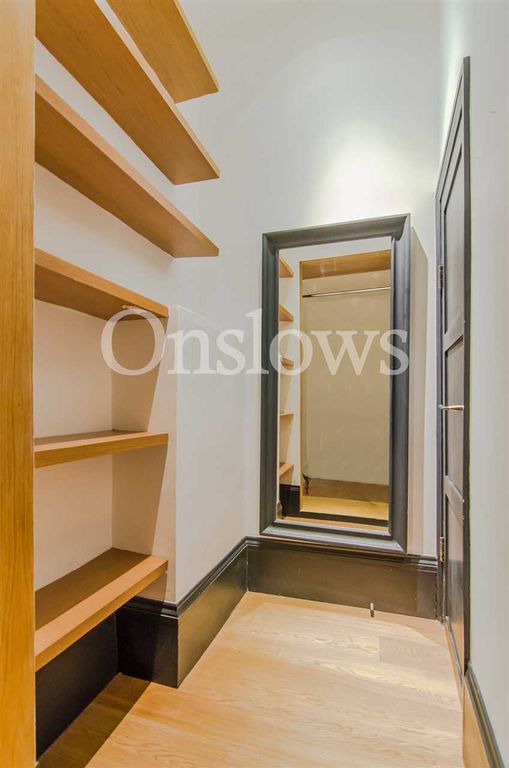 Property photo 2 of 7 Walk In Wardrobe