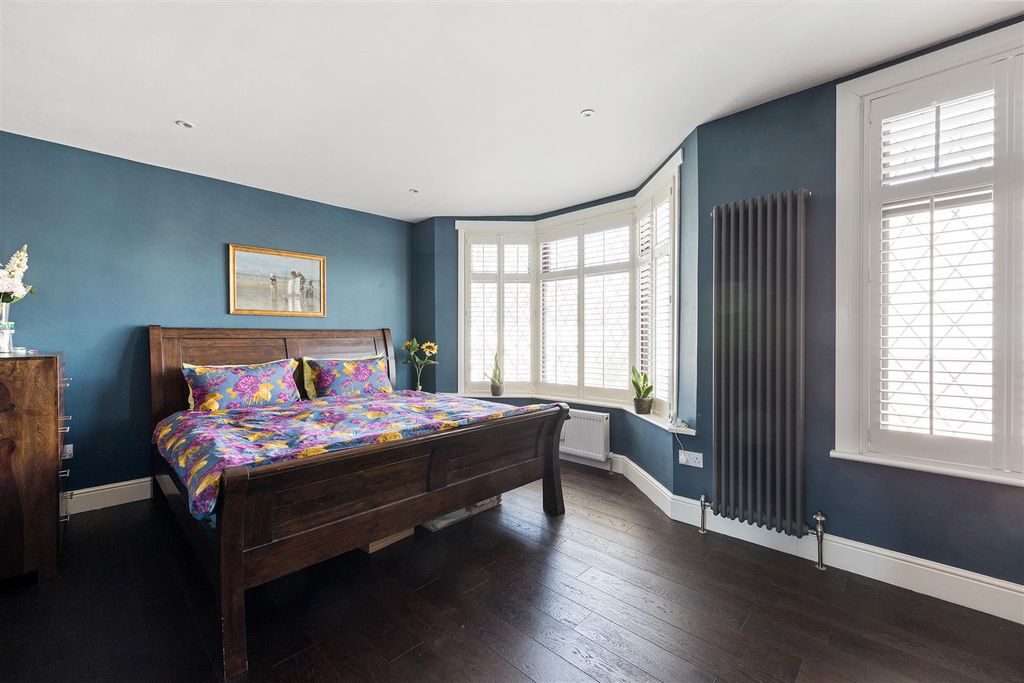 Property photo 3 of 42 Waverley Road, E18