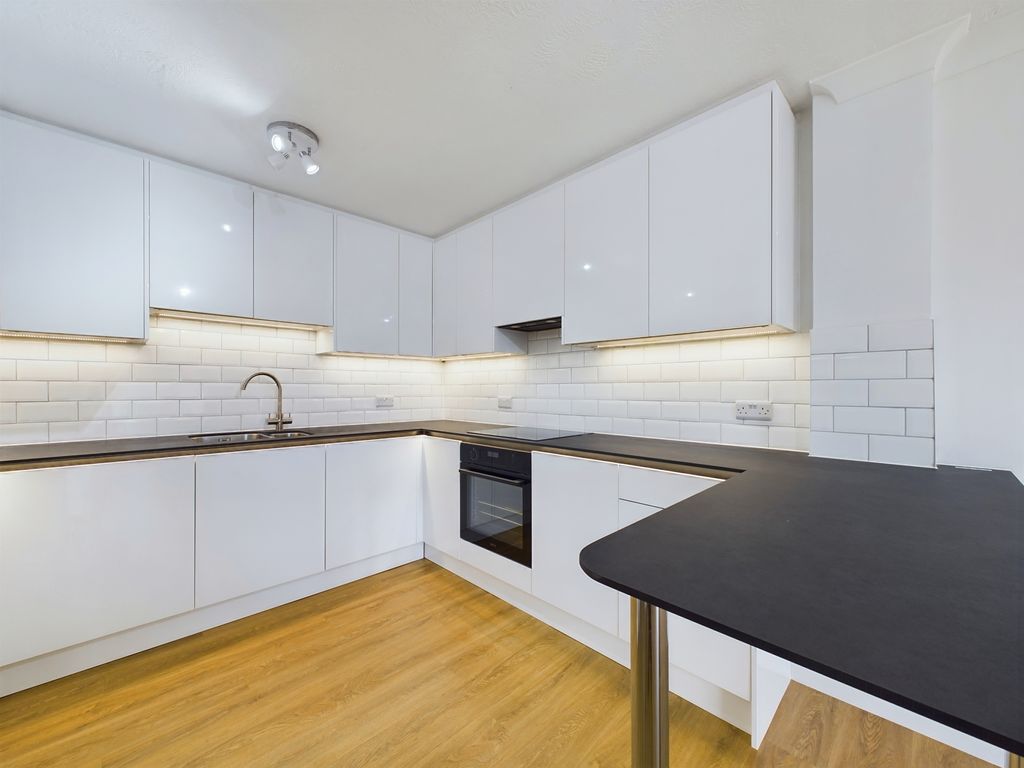 Property photo 3 of 17 Cam03519G0-Pr0076-Still005