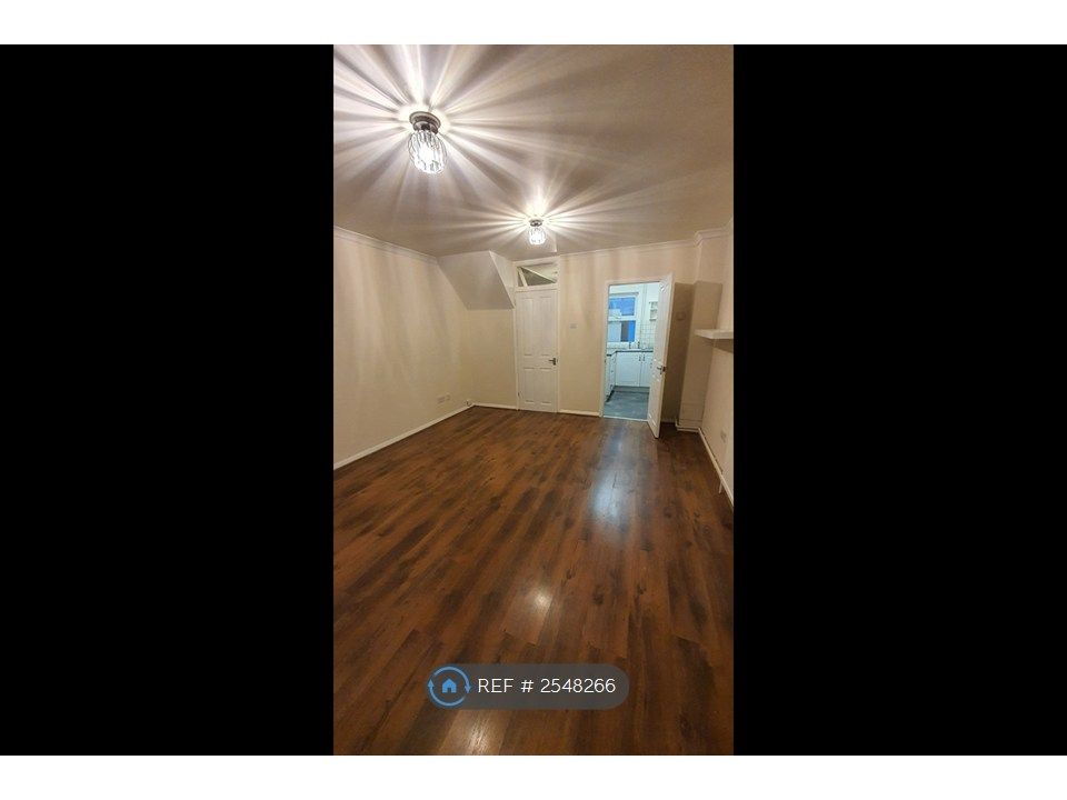 Property photo 3 of 16 Lounge