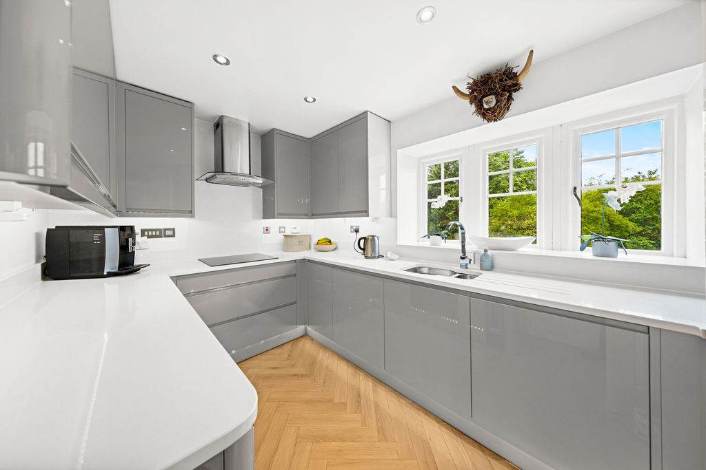 Property photo 2 of 32