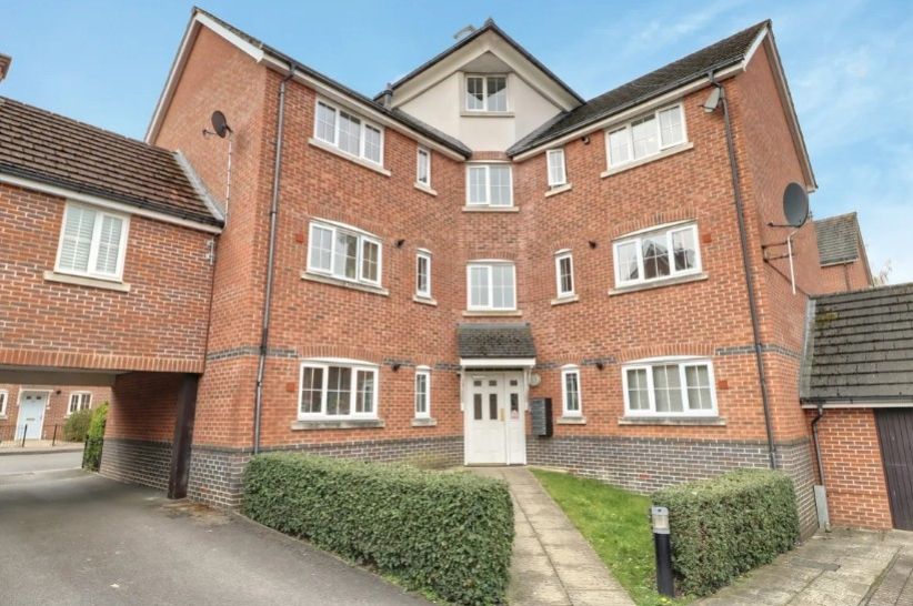 Property photo 1 of 11 Ewemove Estate Agents Basingstoke