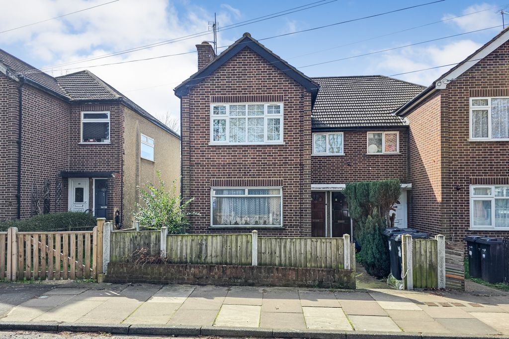 Property photo 1 of 9 67 Perkins Road, Ilford, Kent, Ig2 7Nq