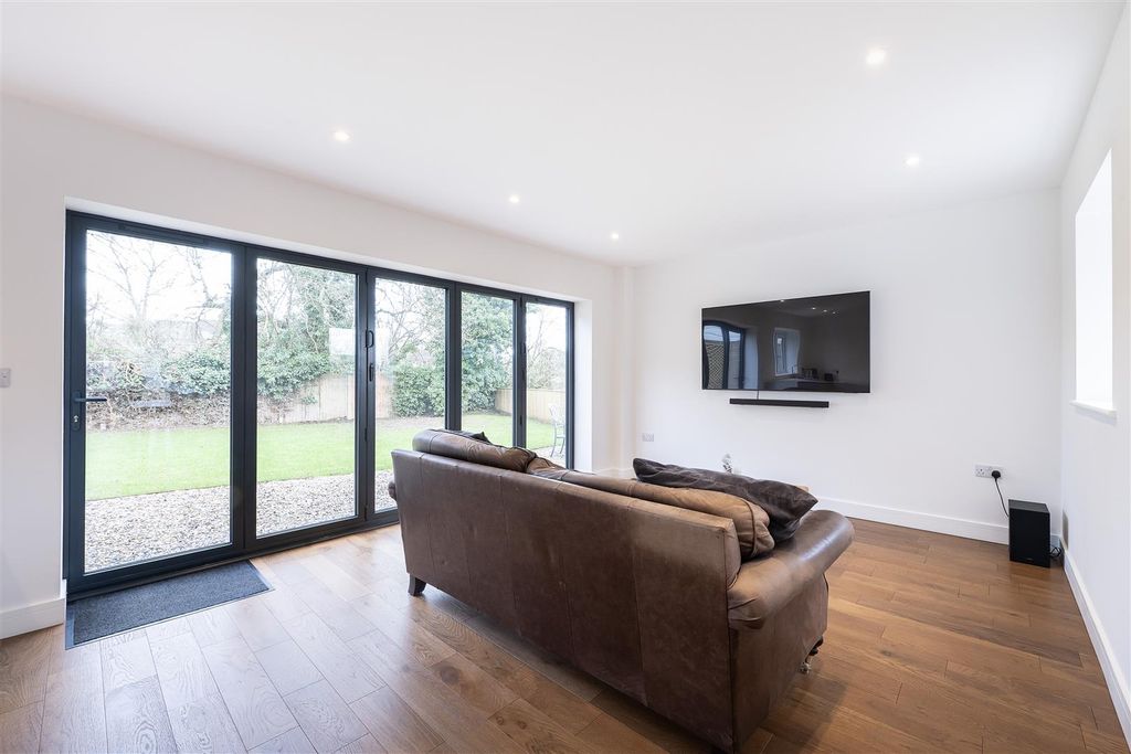 Property photo 3 of 12 79-Harpenden-Rise-03.Jpg
