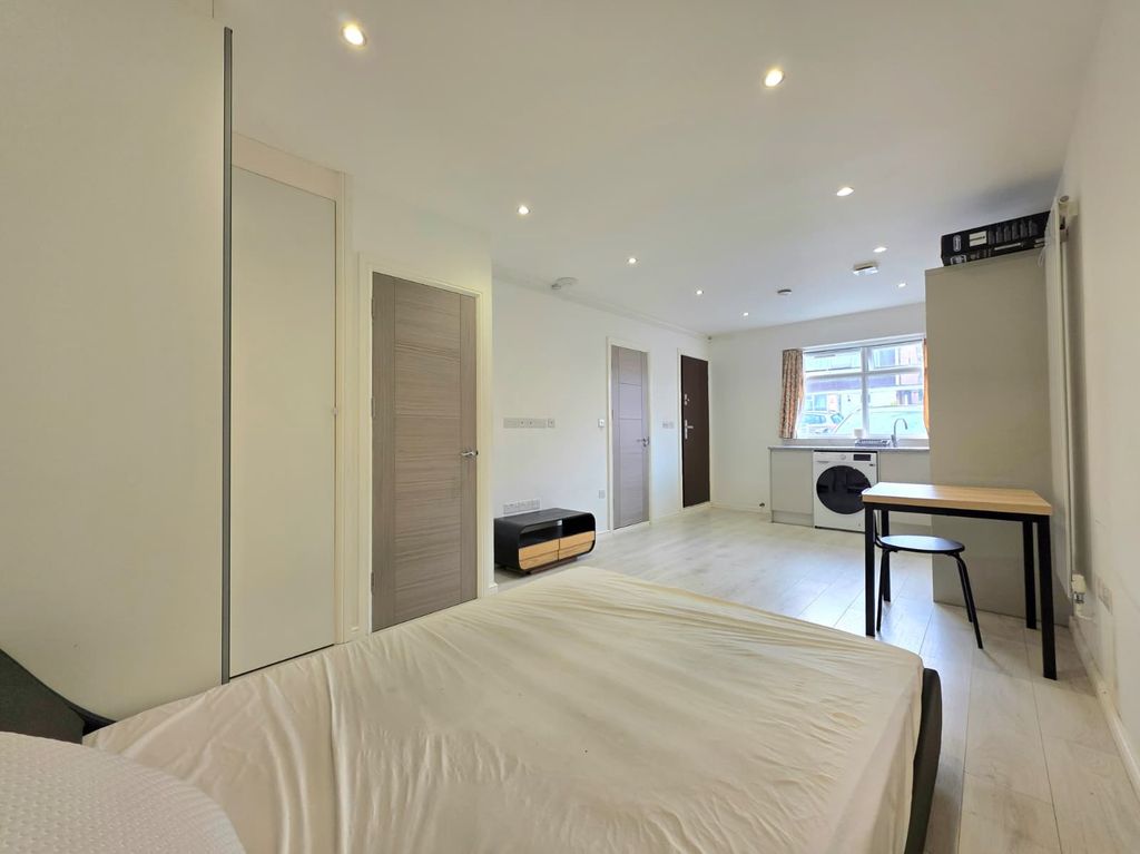 Property photo 3 of 6 Bedroom