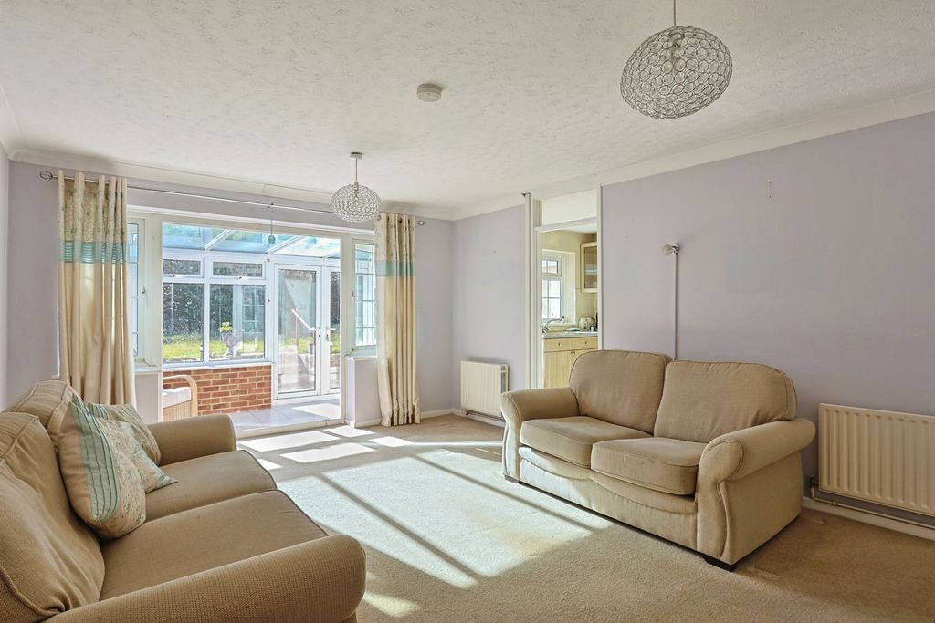 Property photo 3 of 17 Lounge