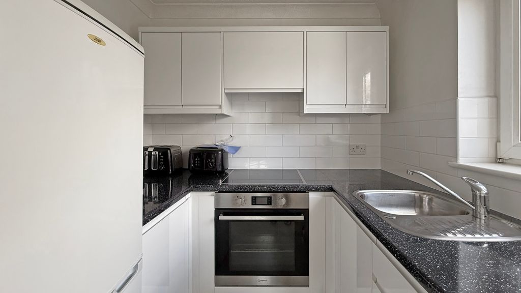 Property photo 2 of 7 Kitchen