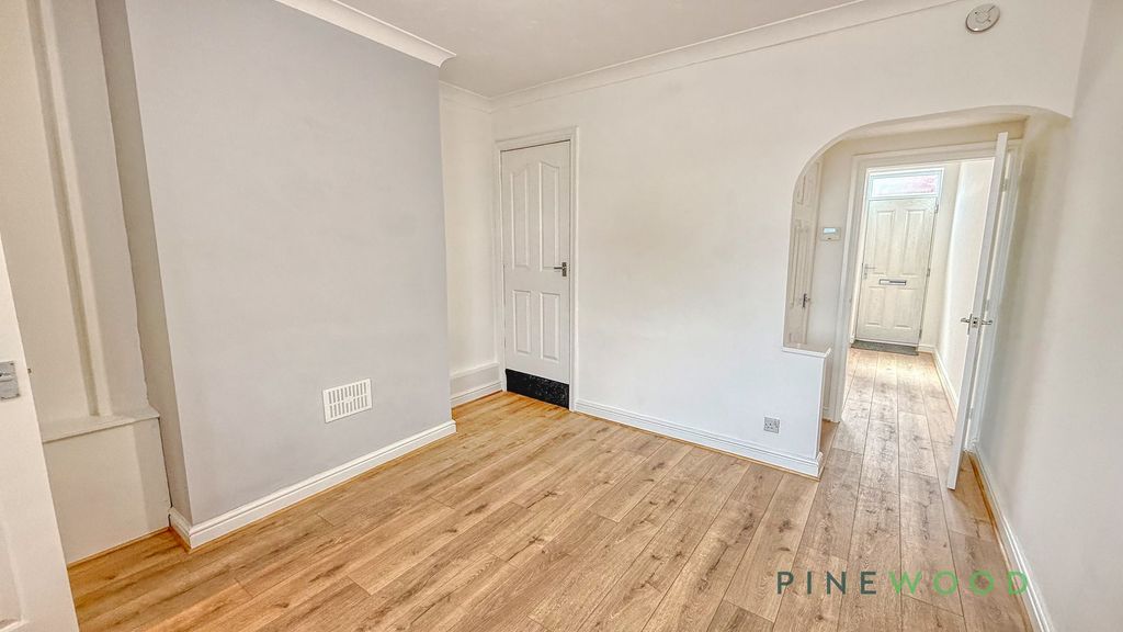 Property photo 3 of 14 Dining Room