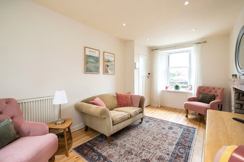 Property photo 2 of 32 Sitting Room