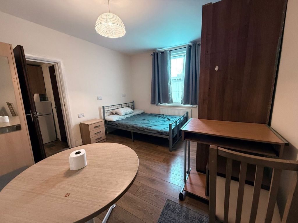 Property photo 1 of 5 Studio Flat With Seperate Kitchen Ideal For Working Couple-High Road Ilford